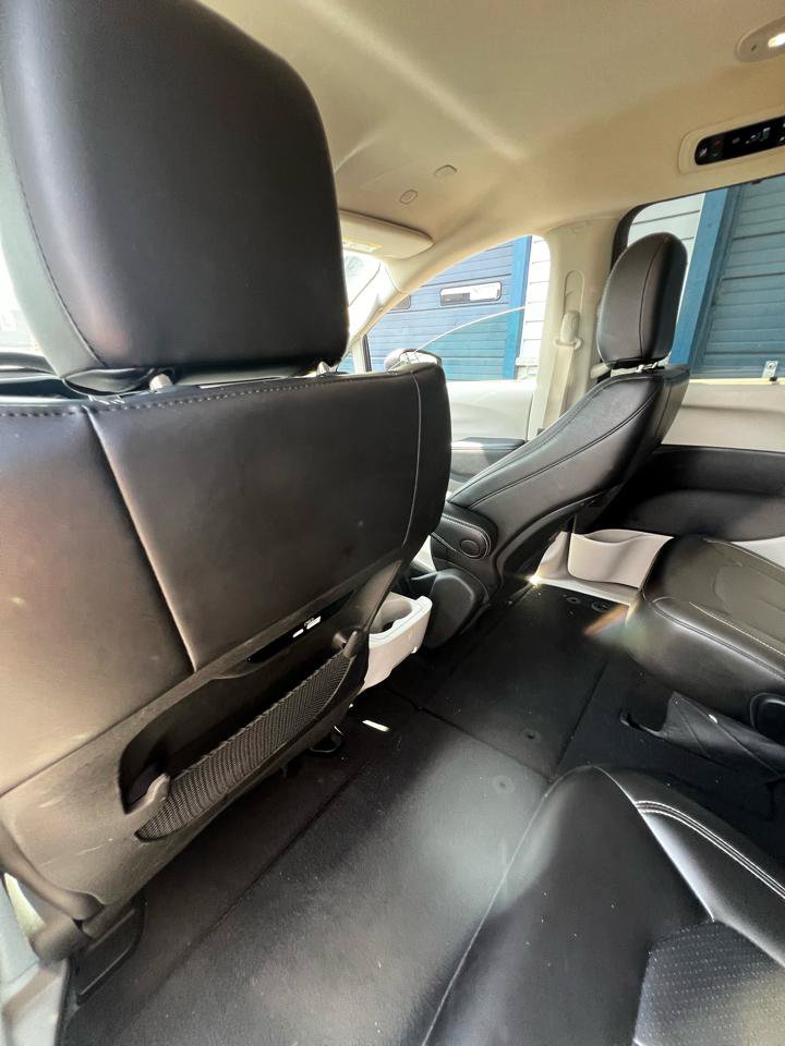 Used 2023 Chrysler Pacifica Touring-L FWD image 11