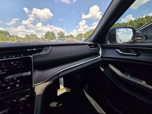 New 2025 Jeep Grand Cherokee Altitude image 26