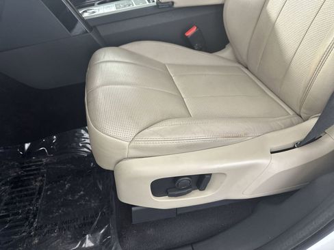 Used 2019 Land Rover Discovery SE image 16