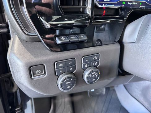 Used 2023 Chevrolet Silverado 1500 ZR2 w/ Technology Package AWD/4WD image 21