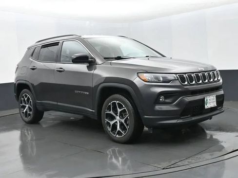 Used 2024 Jeep Compass Latitude AWD/4WD image 2