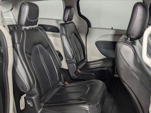Used 2023 Chrysler Pacifica Touring-L image 19