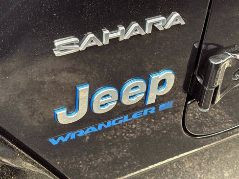 Used 2024 Jeep Wrangler Unlimited Sahara w/ Technology Group AWD/4WD image 6