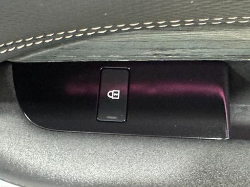 Used 2023 Land Rover Discovery S R-Dynamic image 23