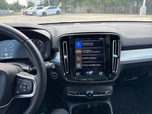 Used 2020 Volvo XC40 T5 Momentum image 24
