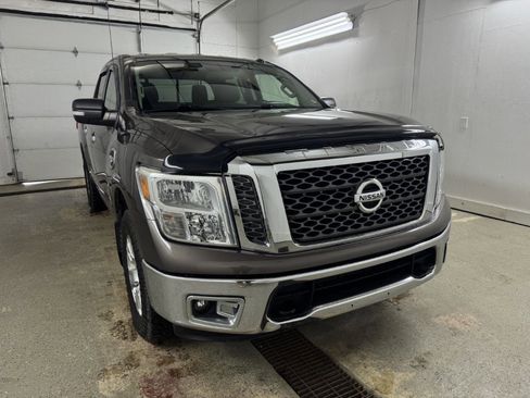 Used 2017 Nissan Titan SV image 2