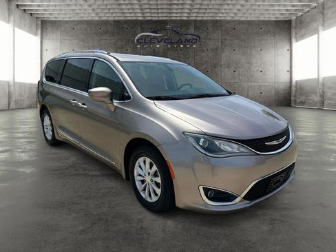 Used 2018 Chrysler Pacifica Touring-L FWD image 1
