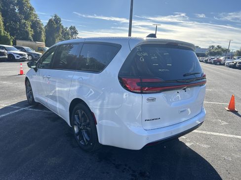 New 2026 Chrysler Pacifica Select image 7