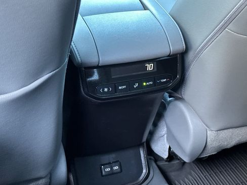 Used 2022 Toyota Highlander XLE AWD/4WD image 14