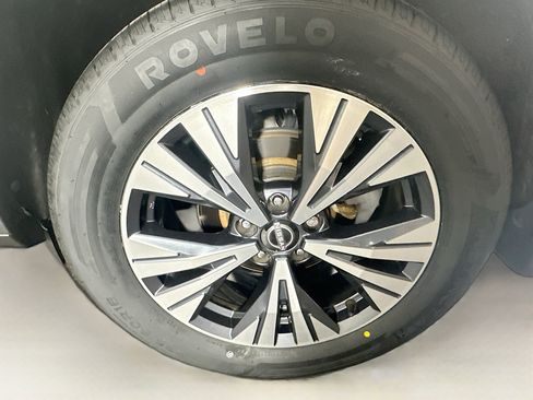 Used 2023 Nissan Rogue SV w/ SV Premium B Package FWD image 11