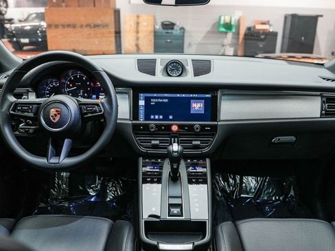 Certified 2025 Porsche Macan image 15