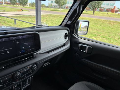 Used 2025 Jeep Wrangler Unlimited Sahara AWD/4WD image 45
