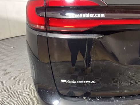 Used 2024 Chrysler Pacifica Touring-L image 11