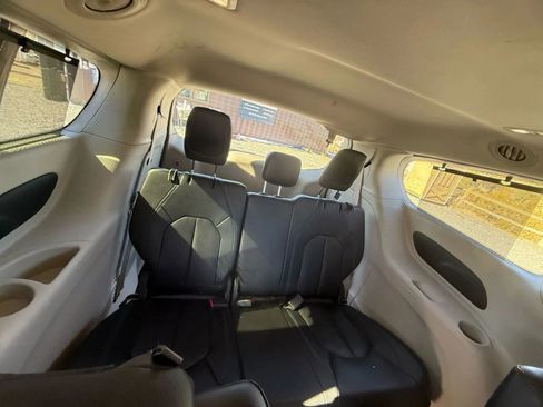 Used 2021 Chrysler Pacifica Touring-L image 8