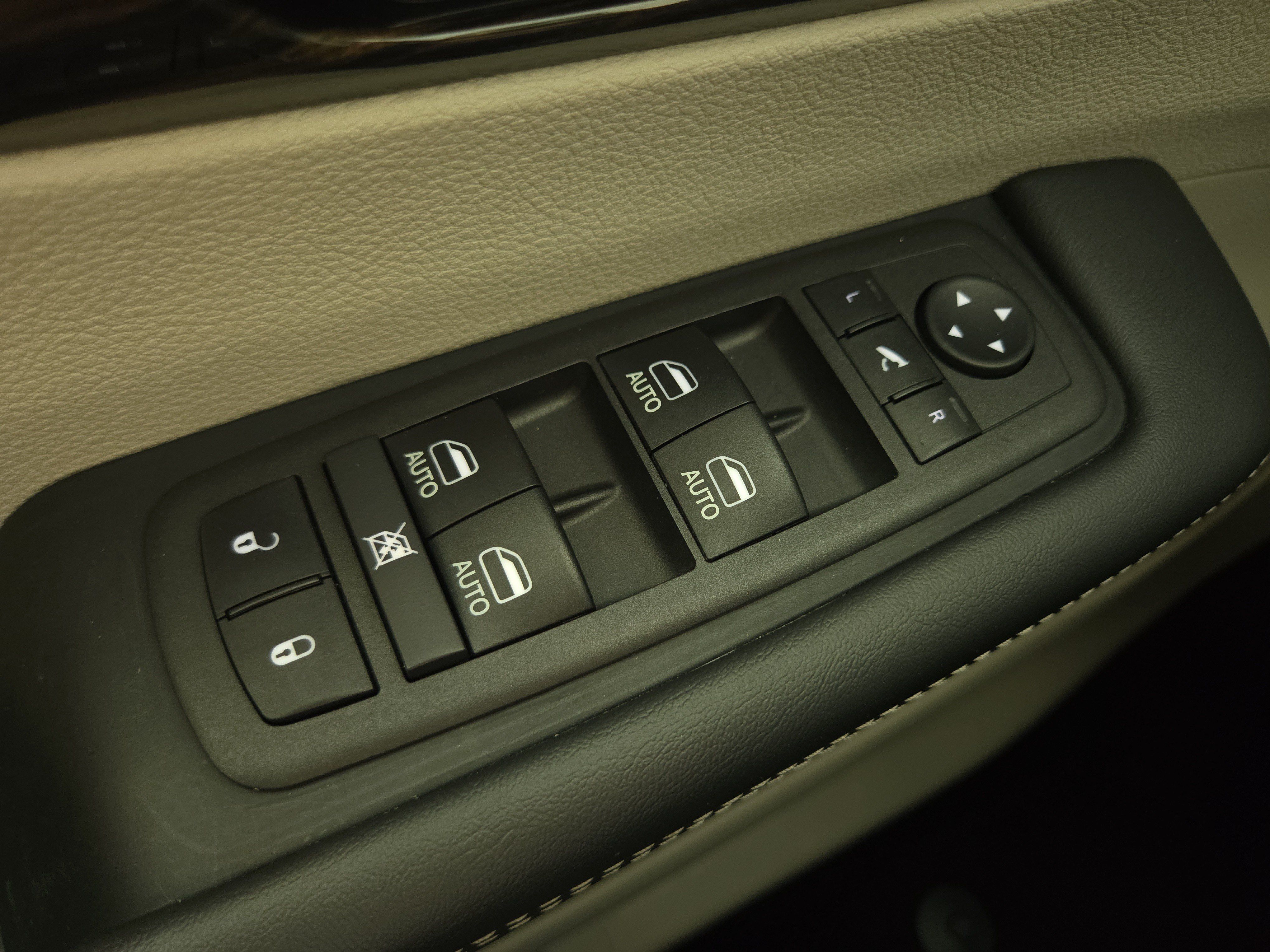 Used 2024 Chrysler Pacifica Limited FWD image 28