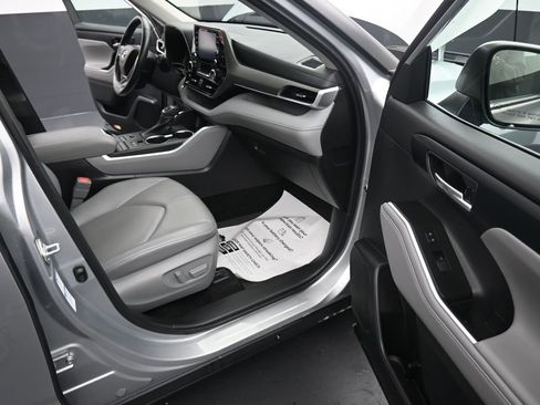 Used 2022 Toyota Highlander XLE image 25