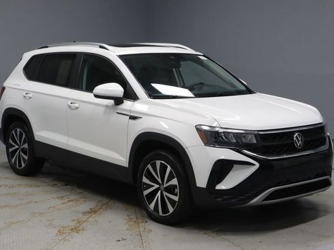 Used 2023 Volkswagen Taos SE w/ Panoramic Sunroof Package image 1