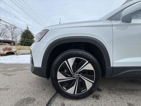 Used 2025 Volkswagen Taos SE image 10