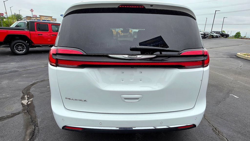 Used 2025 Chrysler Pacifica Select FWD image 5
