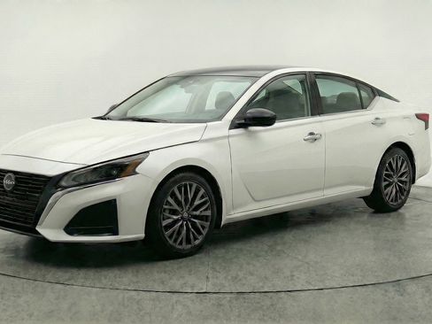 Used 2025 Nissan Altima 2.5 SV FWD image 3