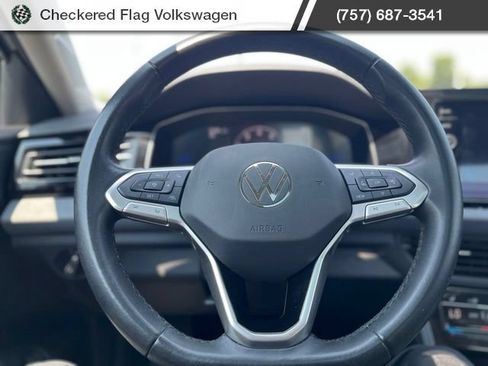 Used 2025 Volkswagen Jetta SE FWD image 32