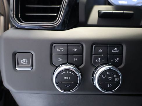 Used 2024 GMC Sierra 2500 AT4 w/ AT4 Premium Plus Package AWD/4WD image 13