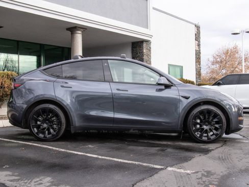 Used 2021 Tesla Model Y Long Range image 8