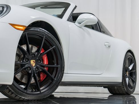 Certified 2019 Porsche 911 Targa 4S image 34