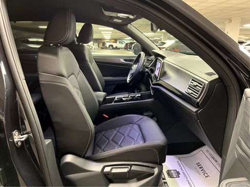 Used 2025 Volkswagen Atlas Cross Sport SE w/ Black Wheel Package image 32