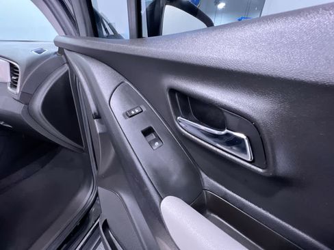 Used 2020 Chevrolet Trax LS FWD image 34