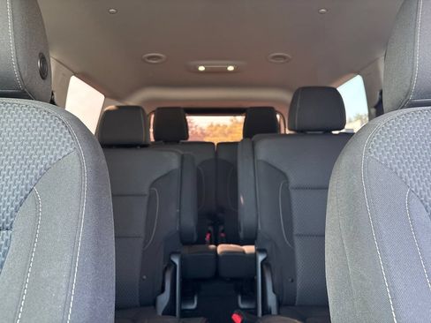 Used 2022 GMC Acadia SLE w/ Driver Convenience Package FWD image 21