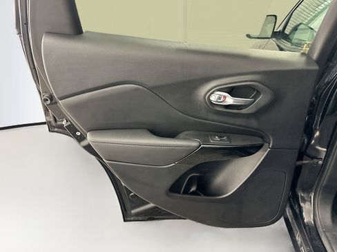 Used 2023 Jeep Cherokee Altitude Lux image 27