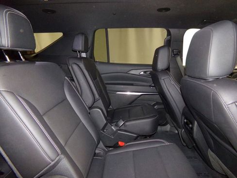 Used 2025 Chevrolet Traverse LT image 10