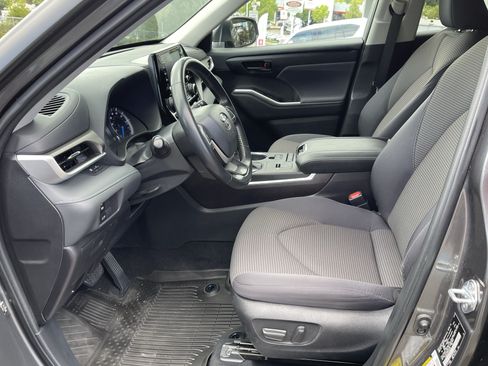 Used 2022 Toyota Highlander LE AWD/4WD image 10
