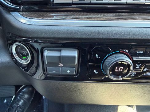 Used 2025 Chevrolet Silverado 2500 LT w/ Convenience Package image 38