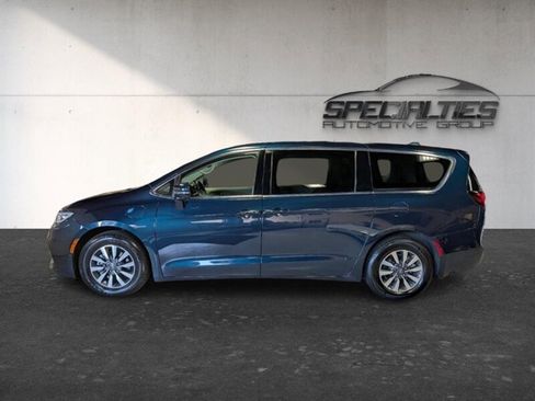 Used 2022 Chrysler Pacifica Touring-L w/ Uconnect Theater Family Group FWD image 7