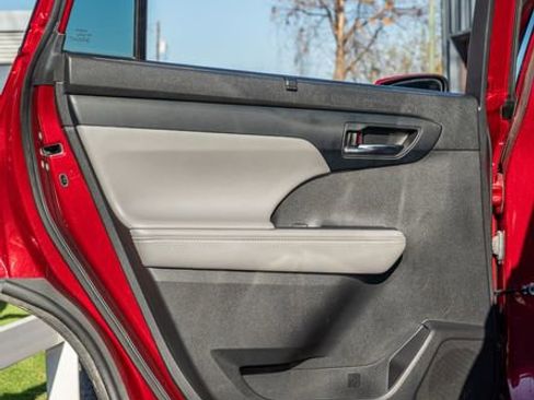 Used 2022 Toyota Highlander XLE image 34