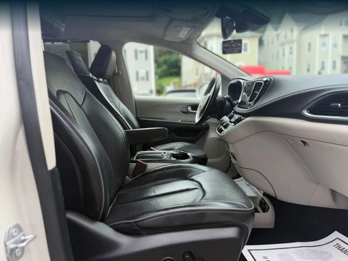 Used 2019 Chrysler Pacifica Limited w/ Tire & Wheel Group FWD image 20