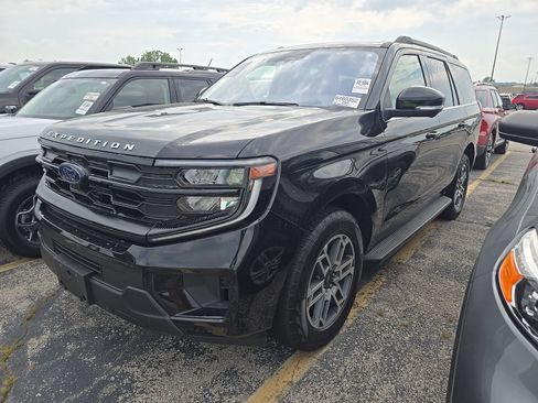 Used 2025 Ford Expedition Active AWD/4WD image 3