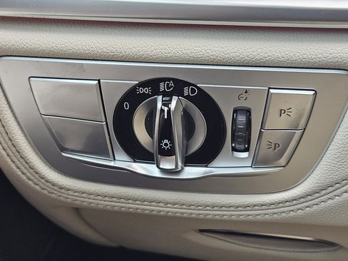 Used 2022 BMW 740i w/ Premium Package image 21