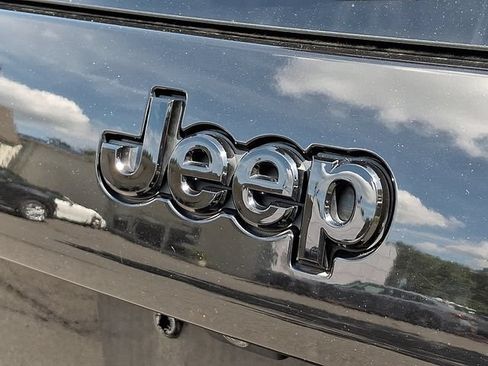 Used 2019 Jeep Cherokee Latitude Plus AWD/4WD image 30