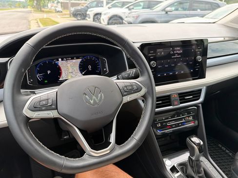 Used 2025 Volkswagen Taos SEL AWD/4WD image 18