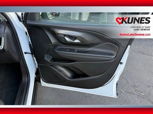 Used 2024 GMC Terrain SLT image 24