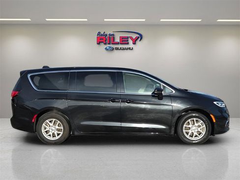 Used 2023 Chrysler Pacifica Touring-L image 6