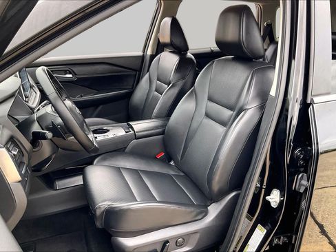 Used 2025 Nissan Rogue SV w/ SV Premium Package FWD image 8