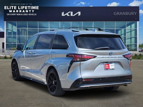Used 2024 Toyota Sienna Platinum FWD image 4