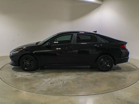 Used 2023 Hyundai Elantra SEL FWD image 2