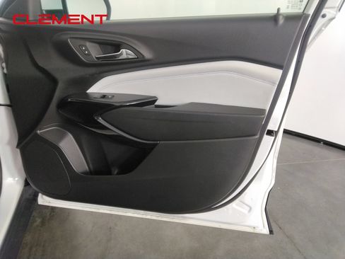 Used 2025 Chevrolet Trax LT w/ LT Convenience Package FWD image 31