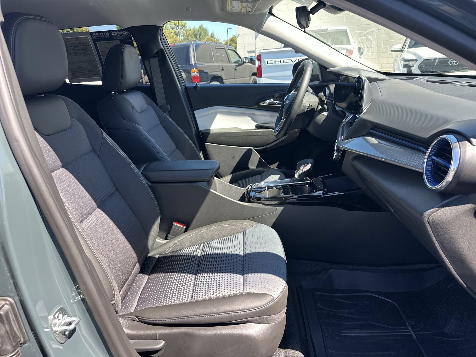 Used 2025 Chevrolet Trax LT w/ Driver Confidence Package FWD image 22