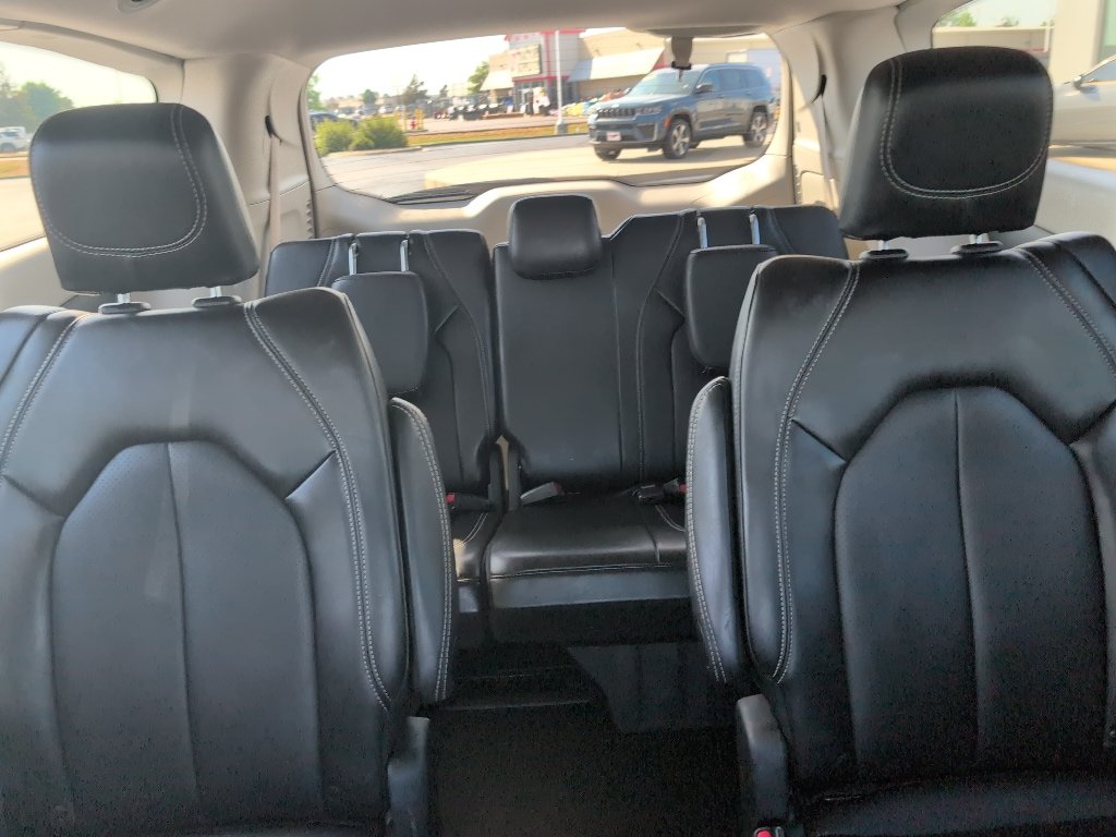 Used 2024 Chrysler Pacifica Touring-L FWD image 27